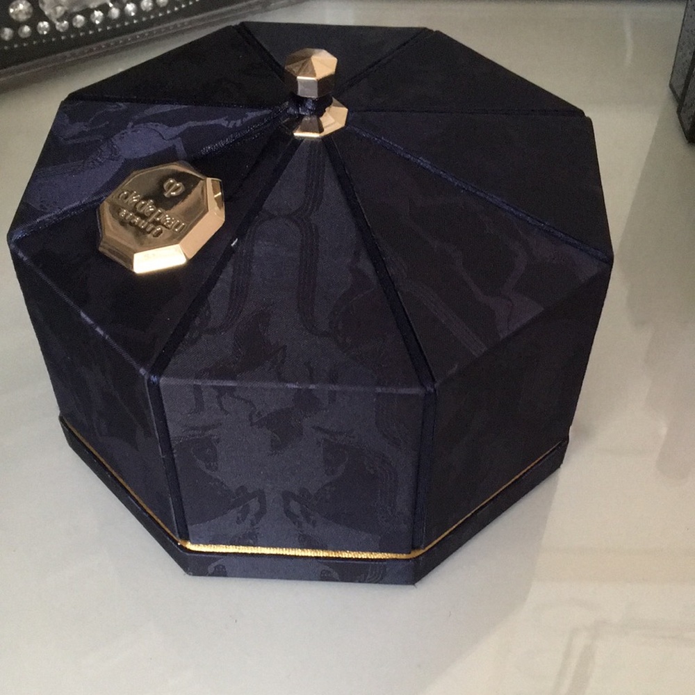 CLE DE PEAU BEAUTE POUDRE LUMINEUSE POUR LE CORPS